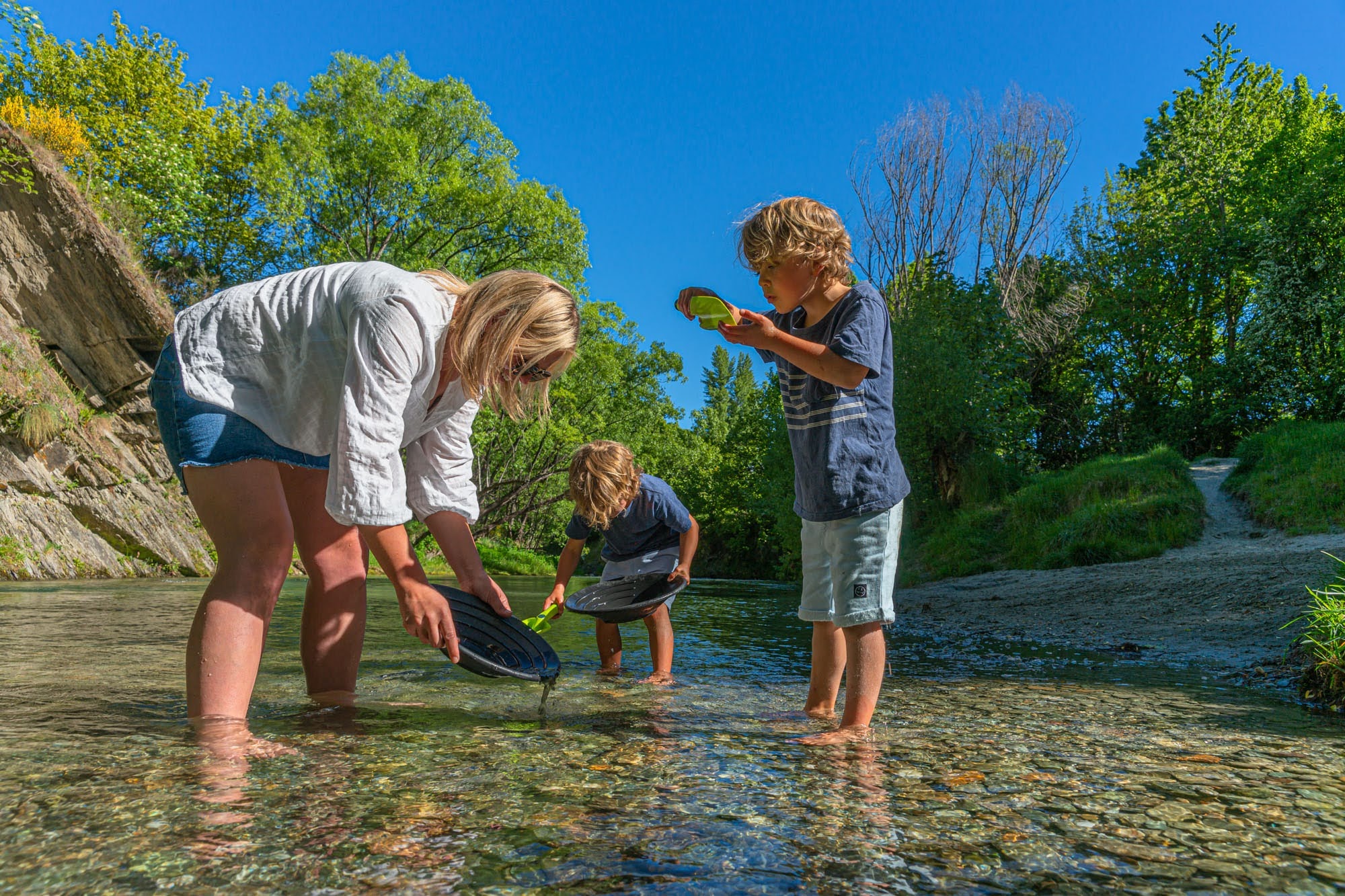 Arrowtown Gold panning in Arrow River